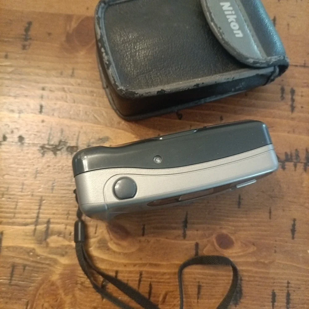 Nikon Nice Touch 4 35mm Point and Shoot Camera Untested Case R1